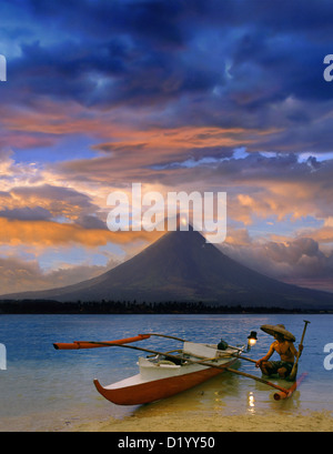 I pescatori, vulcano Mayon vicino a Legazpi City, eruzione al tramonto, Legazpi, isola di Luzon, Filippine, Asia Foto Stock