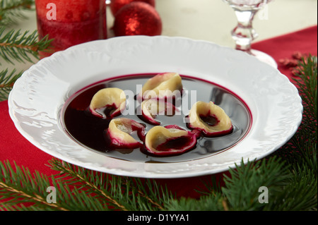 Rosso (borscht Czerwony barsz) con gnocchi di funghi. Polacco tradizionale cenone della vigilia di Natale / cena. Foto Stock
