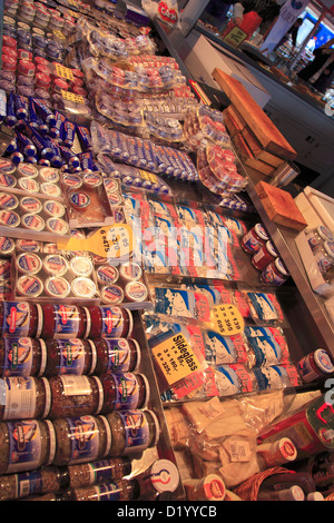 Una selezione di piatti a base di frutti di mare per la vendita nel mercato del pesce dal Vagen, città di Bergen, Hordaland, Norvegia, Scandinavia, Europa Foto Stock