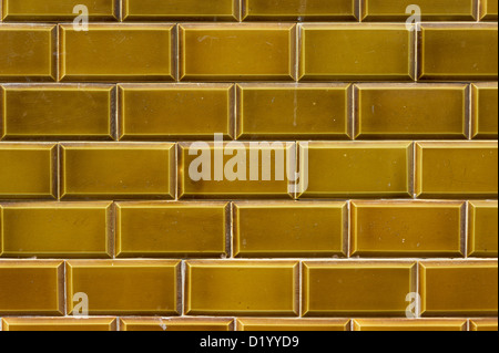 Di colore giallo scuro esterno di piastrelle di ceramica di Lanzarote, Isole Canarie, Spagna. Foto Stock
