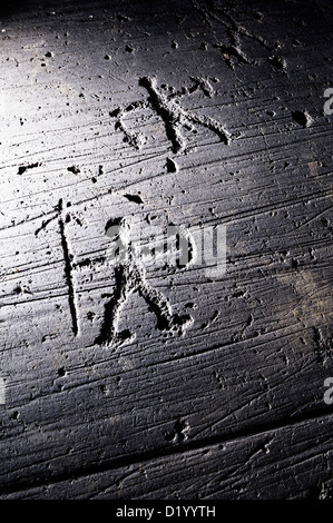 Guerriero con la lancia e lo scudo, etrusca rock disegno, Seradina, Val Camonica, Sito Patrimonio Mondiale dell'UNESCO Val Camonica, Lombardia, Foto Stock