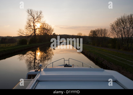 Le Boat Grand Classique houseboat sul Canal de la Marne au Rhin al tramonto, Hesse, Lorraine (vicino a Alsazia), Francia Foto Stock