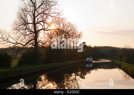 Le Boat houseboat sul Canal de la Marne au Rhin al tramonto, Hesse, Lorena, Francia Foto Stock