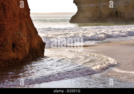 Il Portogallo, Algarve: onde e seaspray presso la spiaggia Prainha in Alvor Foto Stock