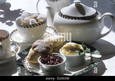 Te' del Devonshire, scones, confettura di fragole e Clotted Cream, Il Orestone Manor, Torquay, Devon, Inghilterra Foto Stock