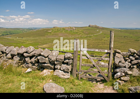 La sempre attraente paesaggio Dartmoor dalle piste di Rippon Tor, guardando a nord-est verso la sella e Tor Haytor Foto Stock