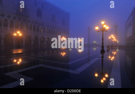 La nebbia, Aqua Alta, le luci di strada, Piazzetta, Venezia, Italia Foto Stock