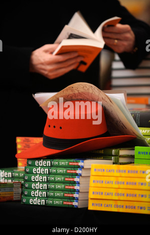 Un visitatore la navigazione nella libreria bambini durante i tempi Cheltenham Festival della letteratura Foto Stock