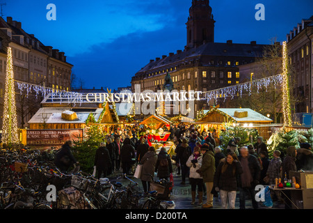 Mercatino di Natale nel centro della città, su Høbro Plads Square. Copenhagen, Danimarca, per l'Europa. Foto Stock