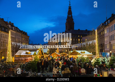 Mercatino di Natale nel centro della città, su Høbro Plads Square. Copenhagen, Danimarca, per l'Europa. Foto Stock