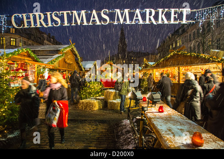 Mercatino di Natale nel centro della città, su Høbro Plads Square. Copenhagen, Danimarca, per l'Europa. Foto Stock