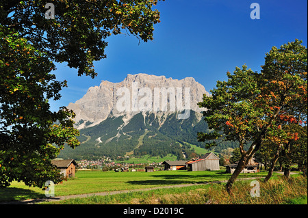 Ehrwald con Zugspitz gamma, Wetterstein mountain range, Tirolo, Austria Foto Stock