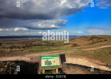 Scheda Informazioni, Ditchling Beacon spot bellezza, doccia grande nuvola si avvicina, South Downs National Park, Sussex, England, Regno Unito Foto Stock