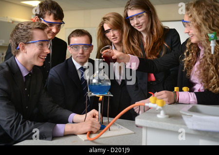 Testa Master Russel Ellicott con allievi conducendo un esperimento di chimica durante una lezione di scienze a Pâté Grammar School in che Foto Stock