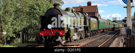 Southern 1638 Treno a Vapore, lasciando Sheffield Park Stazione Ferroviaria sulla ferrovia Bluebell linea Heritage, Sussex, England, Regno Unito Foto Stock