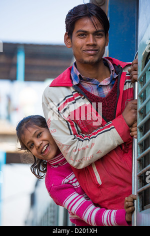 Fratello e Sorella in treno la stazione ferroviaria di New Delhi, New Delhi, India Foto Stock