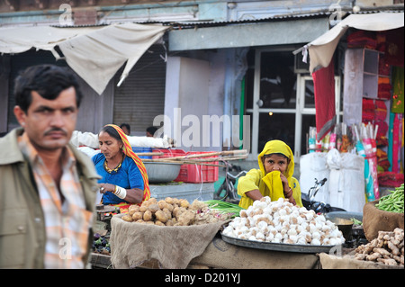 Una donna vendita di aglio in atmosferica Sardar mercato; Jodhpur; Rajasthan, India. Foto Stock