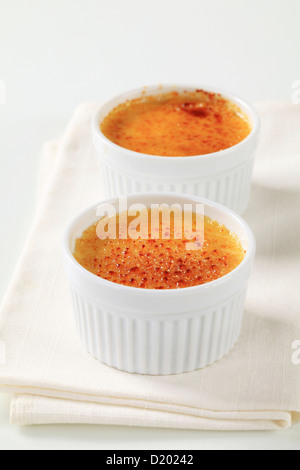 Creme brulee in bianco ramekins Foto Stock