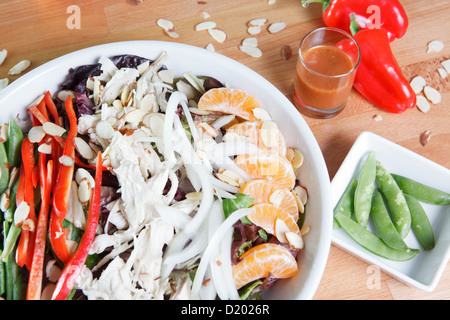 Entree dimensionato Asian con insalata di pollo, peperoni, tangerini, mandorle e molto di più Foto Stock