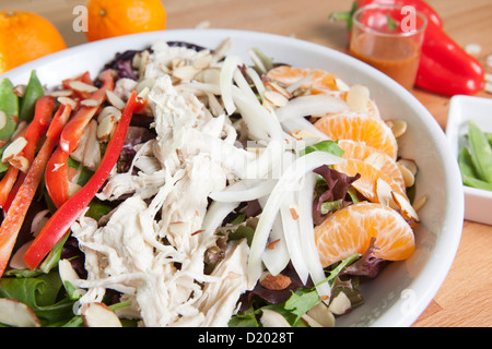 Entree dimensionato Asian con insalata di pollo, peperoni, tangerini, mandorle e molto di più Foto Stock