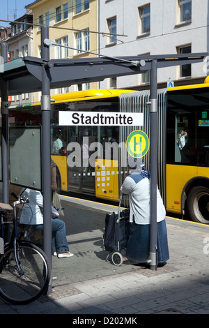 A Mülheim an der Ruhr, Germania, la fermata degli autobus nel centro della città Foto Stock