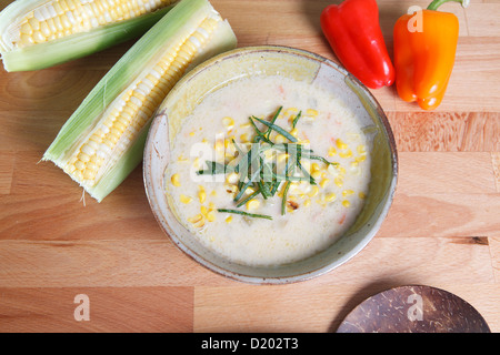 Stile Southwestern Corn chowder zuppa guarnita con tutta le pannocchie e colorati peperoni Foto Stock