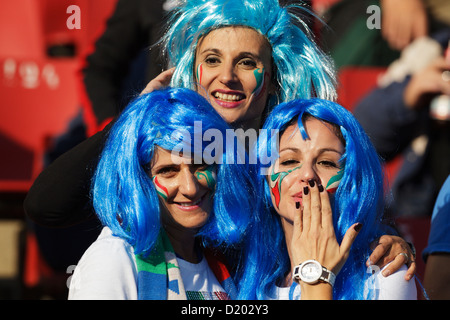 Tre Italia sostenitori reagiscono ai fotografi alla Coppa del Mondo FIFA Gruppo F match tra Italia e Slovacchia. Foto Stock