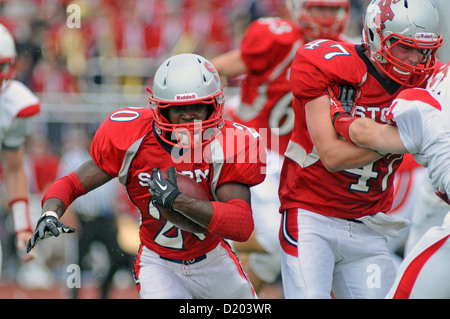 Il calcio running back si rompe all'esterno durante una scuola di gioco. Stati Uniti d'America. Foto Stock