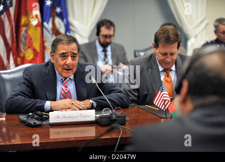 Il Segretario alla difesa degli Stati Uniti Leon Panetta incontra il ministro afgano della difesa Bismillah Mohammadi (a destra) durante una riunione al Pentagono Gennaio 9, 2013 a Washington, DC. La riunione è per discutere il futuro delle forze USA in Afghanistan. Foto Stock