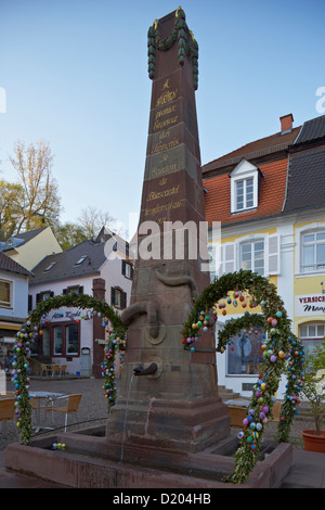 Bene con decorazioni di Pasqua al Alter Markt a Blieskastel, Bliesgau, Saarland, Germania, Europa Foto Stock