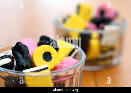 Una selezione di dolci in recipienti di vetro Foto Stock