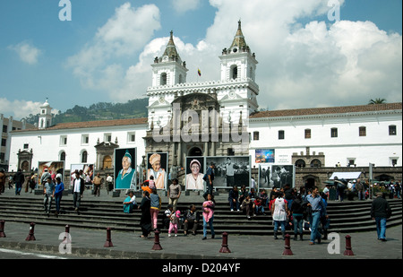 La chiesa del convento e museo di San Francisco a Quito, Ecuador. Una mostra culturale è in mostra nella plaza. Foto Stock