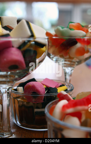 Una selezione di dolci in bicchieri di champagne e vasi in vetro Foto Stock