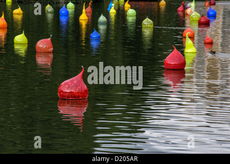 Dale Chihuly artwork - le bolle di vetro galleggiante sul lago a Kew Gardens, Londra, IK Foto Stock