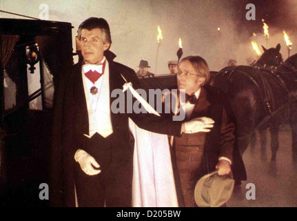 Liebe Auf den Ersten Biss amore al primo morso George Hamilton, Arte Johnson Graf Dracula (George Hamilton) zieht mit seinem Foto Stock