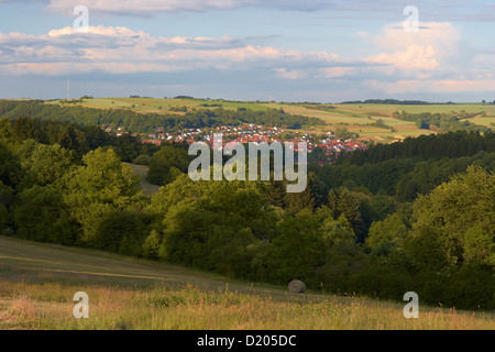 Vista sulla foresta sulla città di Blieskastel al crepuscolo, Bliesgau, Saarland, Germania, Europa Foto Stock