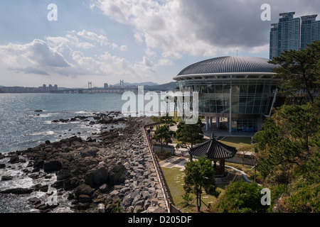 Nurimaru APEC House e Ponte Guangan nella distanza, Busan, Corea del Sud Foto Stock