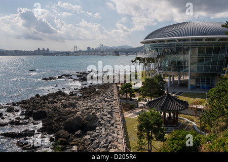 Nurimaru APEC House e Ponte Guangan nella distanza, Busan, Corea del Sud Foto Stock