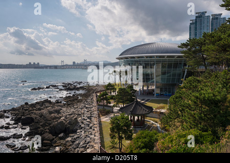 Nurimaru APEC House e Ponte Guangan nella distanza, Busan, Corea del Sud Foto Stock