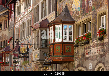 Murali sulle facciate degli edifici a Rathausplatz Square nella città vecchia, Stein am Rhein, Cantone di Sciaffusa, Svizzera Foto Stock