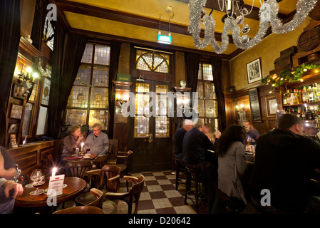 All'interno di café t Smalle su Egelantiersgracht nel quartiere Jordaan, Amsterdam, Paesi Bassi Foto Stock