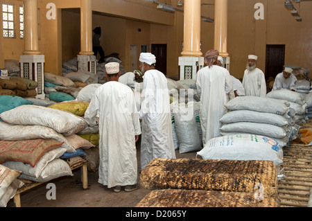 I mercanti arabi di contrattazione date alla data mercato, Nizwa, Sultanato di Oman Foto Stock