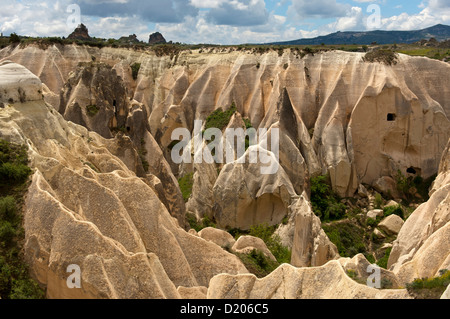 Valle di tufo eroso formazioni rocciose, valle delle rose, Goereme National Park, Cappadocia, Turchia Foto Stock