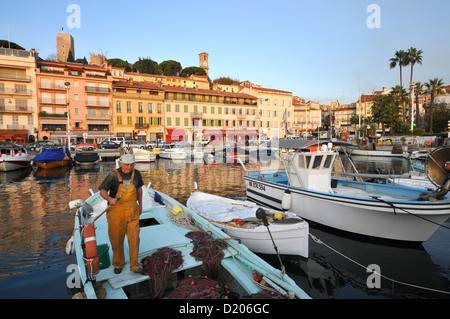 Pescatore al porto vecchio, Cannes, Cote d'Azur, in Francia del Sud, Europa Foto Stock