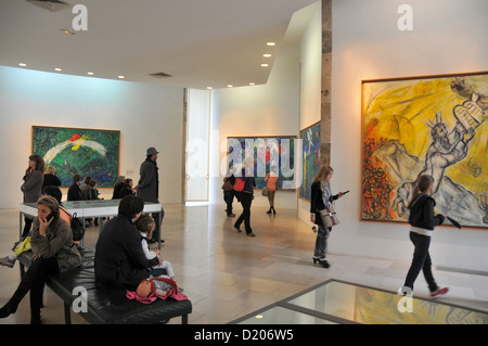 Le persone all'interno del Museo Marc Chagall, Nizza Cote d'Azur, in Francia del Sud, Europa Foto Stock