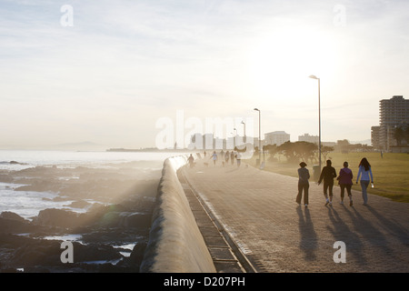 Per chi ama fare jogging a Seapoint boardwalk, Atlantic Seaboard, Cape Town, Sud Africa e Africa Foto Stock