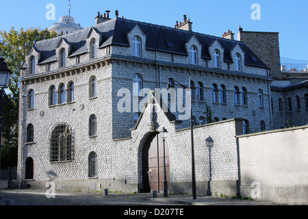 Vecchia casa in vicolo di Montmartre. Parigi. Foto Stock