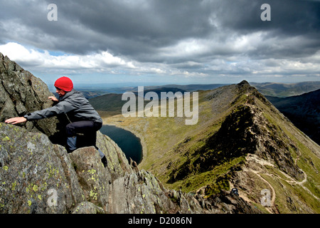Scalatore sul bordo di estensione -Helvellyn una montagna nel Lake District inglese Foto Stock
