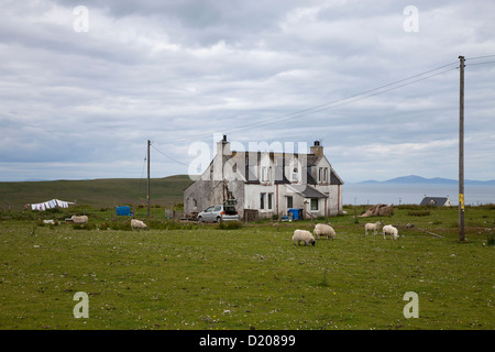 Uig, UK, paesaggio con una casa isolata sulla penisola di Trotternish sull'Isola di Skye in Scozia Foto Stock