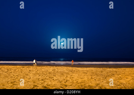 Luna piena sopra beach, la spiaggia di Playa del Inglés, Gran Canaria Isole Canarie Spagna Foto Stock